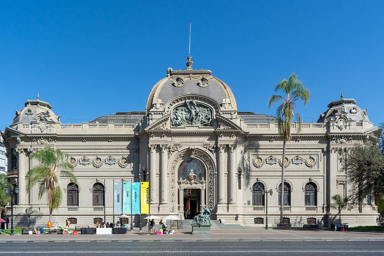 Museo Nacional de Bellas Artes and classical architecture beside Parque Forestal